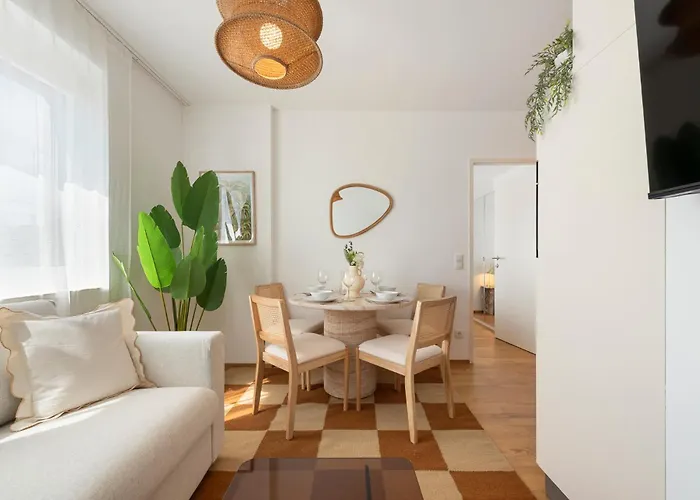 Cozy & Modern 1br - 1 Min To Metro & Train Station *