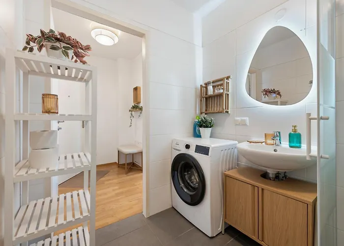 Cozy & Modern 1br - 1 Min To Metro & Train Station *