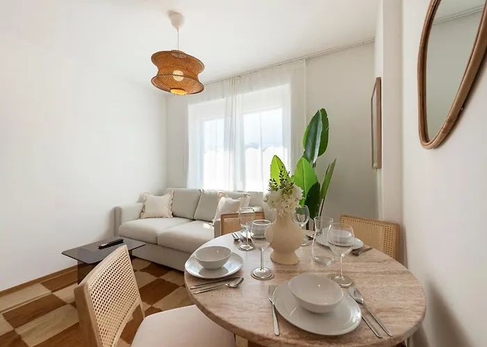 Cozy & Modern 1br - 1 Min To Metro & Train Station *