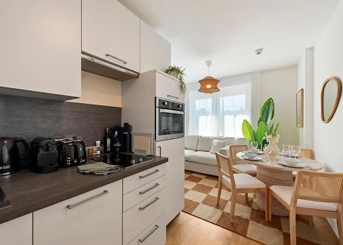 Cozy & Modern 1br - 1 Min To Metro & Train Station Apartamento