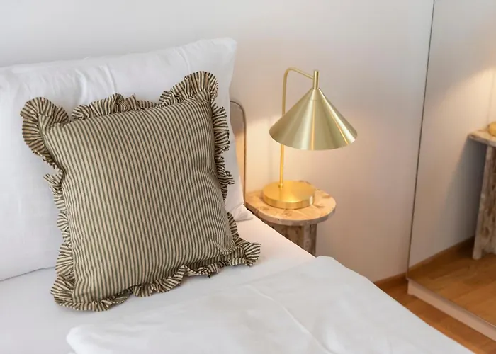 Cozy & Modern 1br - 1 Min To Metro & Train Station