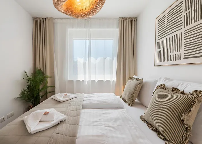 Cozy & Modern 1br - 1 Min To Metro & Train Station