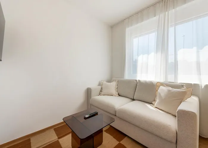 Cozy & Modern 1br - 1 Min To Metro & Train Station Apartamento Viena