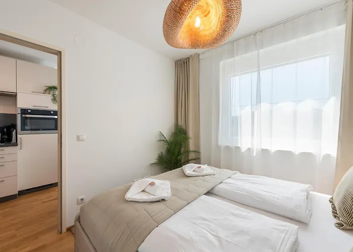 Cozy & Modern 1br - 1 Min To Metro & Train Station *