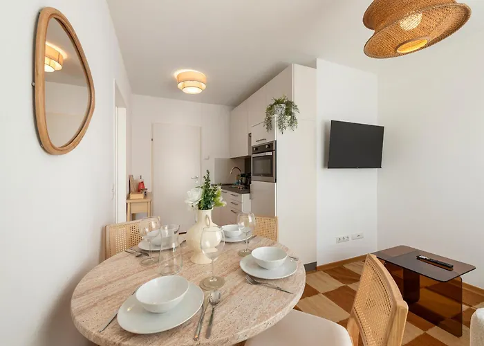 Cozy & Modern 1br - 1 Min To Metro & Train Station Apartamento