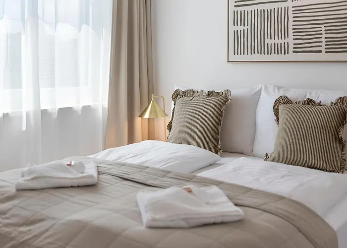 Cozy & Modern 1br - 1 Min To Metro & Train Station Apartamento Viena