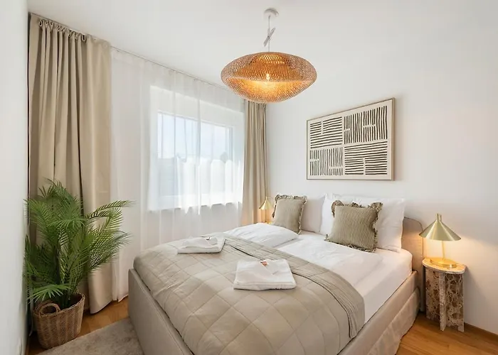 Cozy & Modern 1br - 1 Min To Metro & Train Station